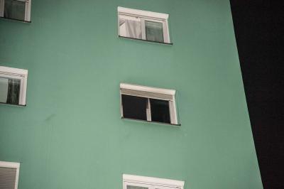 Esslingen-Pliensauvorstadt: Wohnungsbrand im 5. Stock eines Hochhauses fordert eine lebensgefaehrlich verletzte Frau